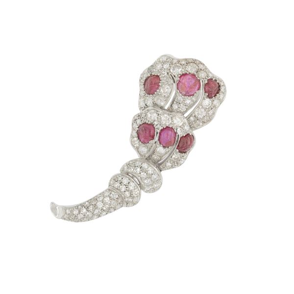 Spilla cornucopia in platino, diamanti, rose coroné e rubini  (anni 30/40)  - Asta GIOIELLI E OROLOGI - Colasanti Casa d'Aste