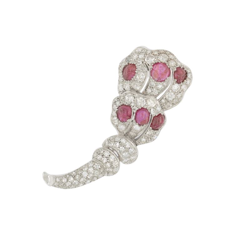 Spilla cornucopia in platino, diamanti, rose coroné e rubini