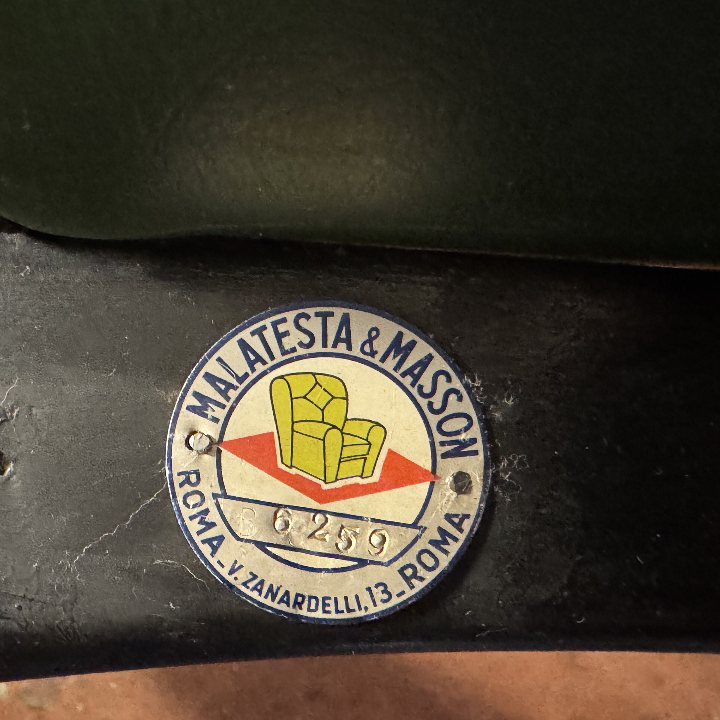 Produzione Malatesta & Mason, Poltrona in legno verniciato e pelle imbottita (anni 60)