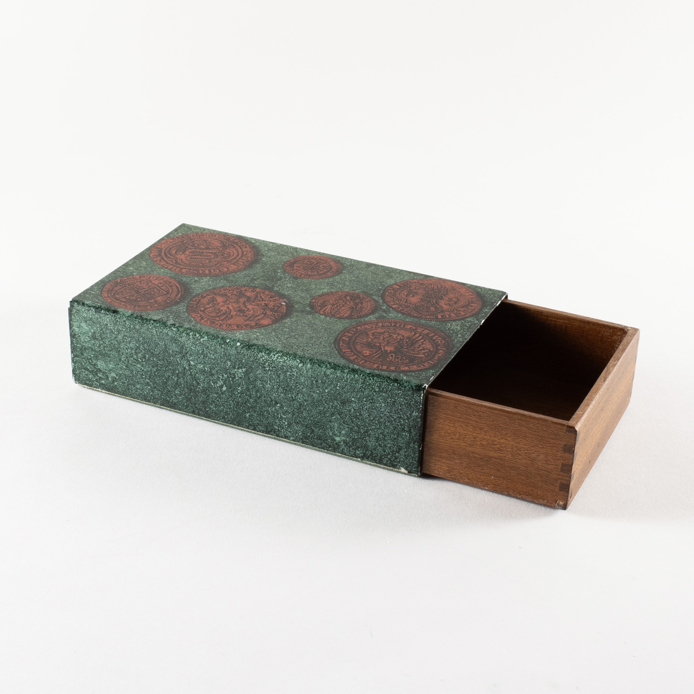 Piero Fornasetti - Scatola della serie “Monete”, metallo verniciato e legno (Italia, anni ’50-’60...