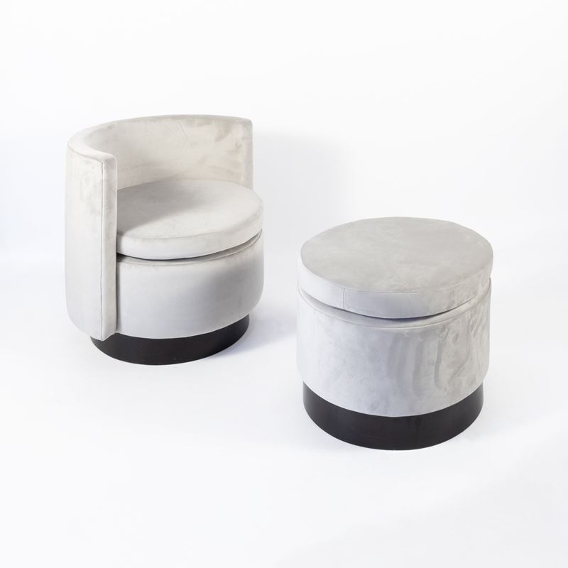 Manifattura italiana, poltrona con pouf in legno laccato e tessuto imbottito, anni ’70
