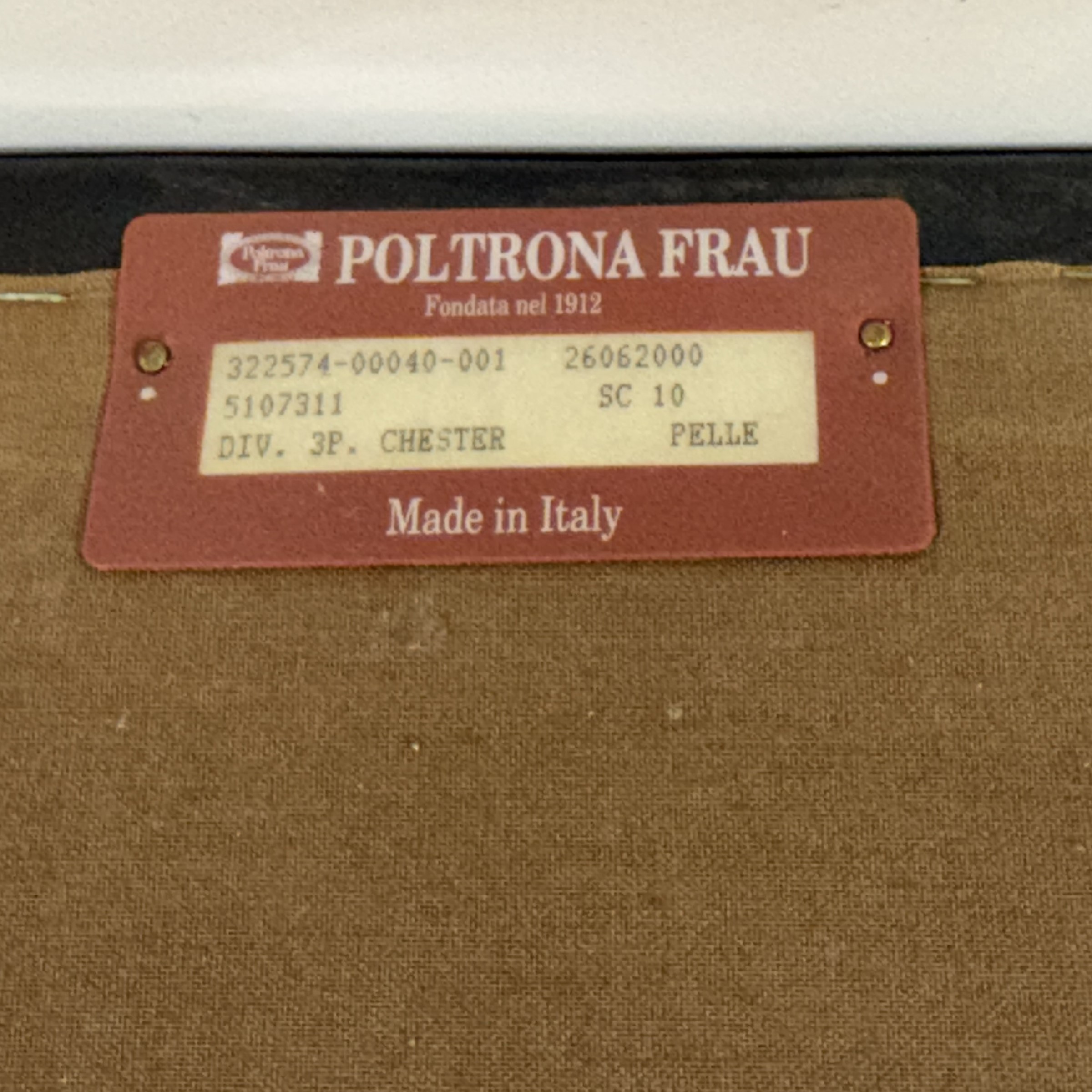 Poltrona Frau, Divano a tre posti modello Chester in pelle imbottita