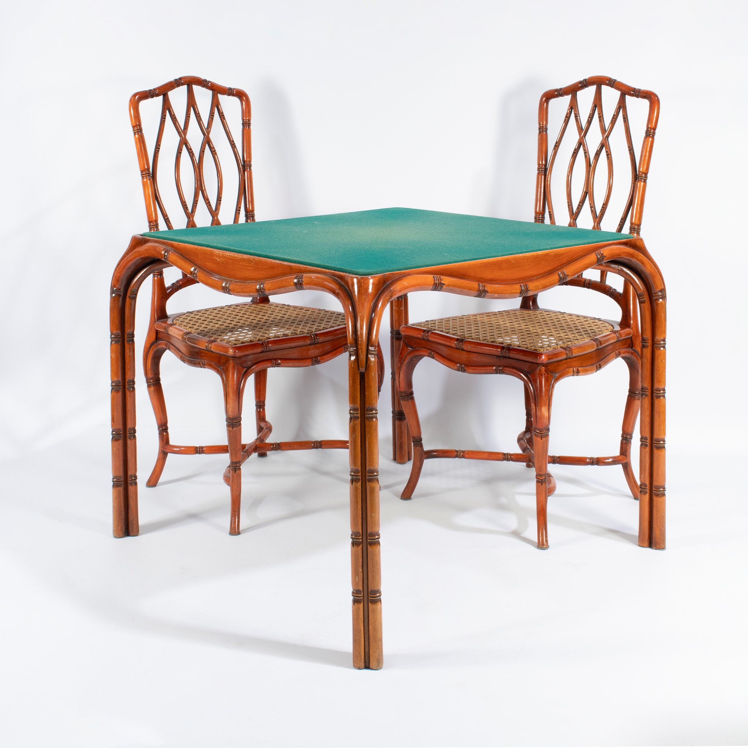 Manifattura italiana, Set da gioco in stile anni ’70 con tavolo double-face e quattro sedie in le...