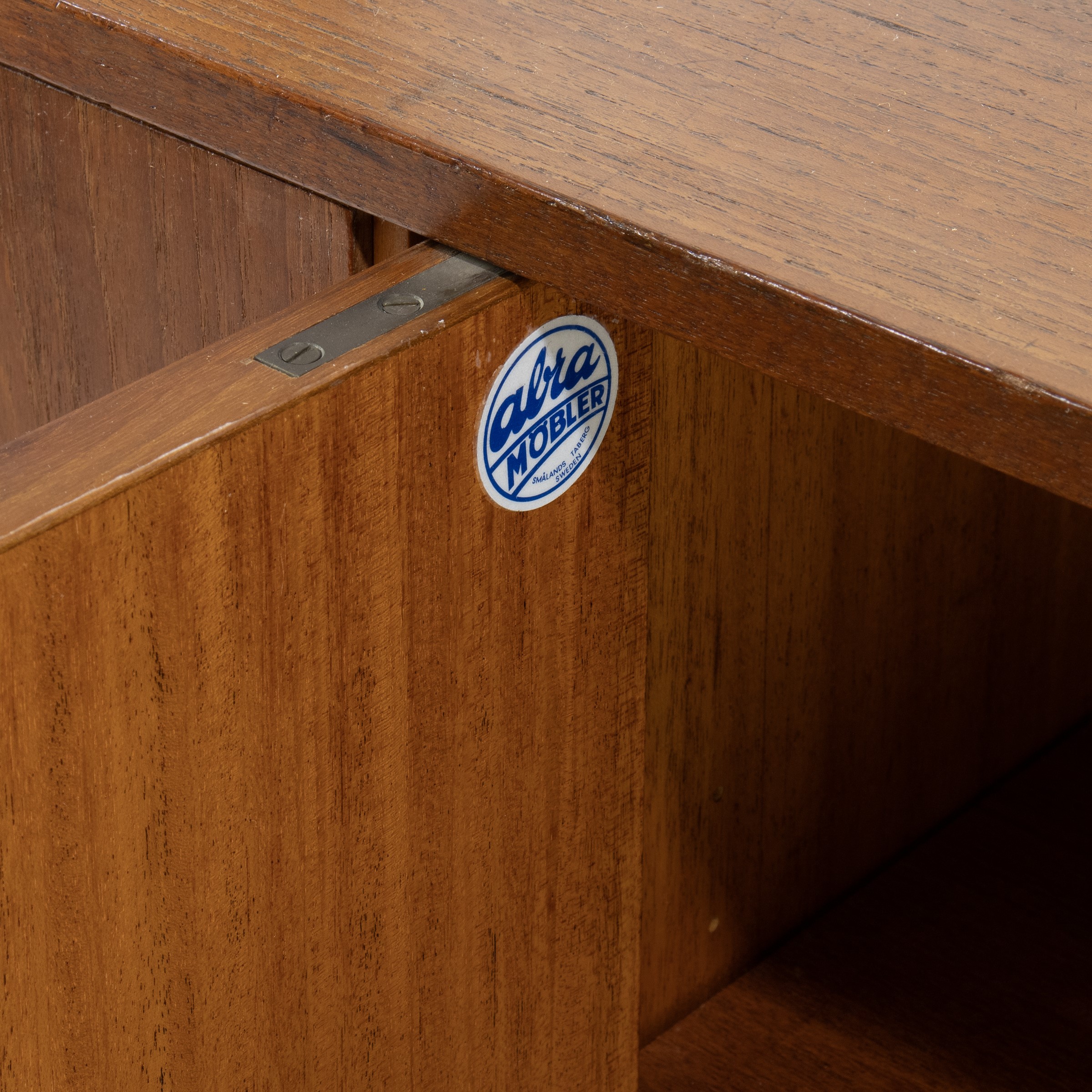 Svezia anni ’60, Sideboard in legno con etichetta di produzione