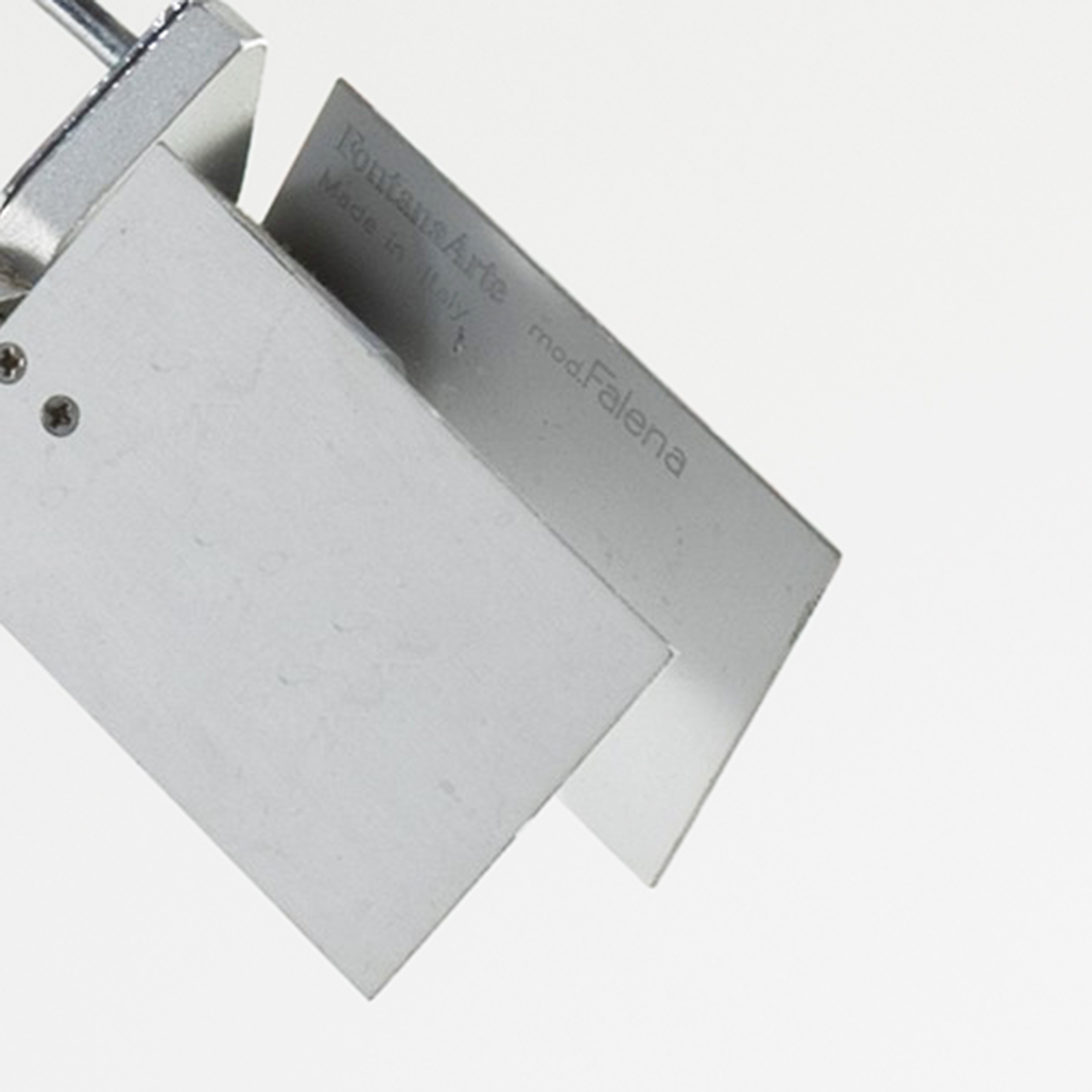 Alvaro Siza - Lampada da tavolo “Falena”, metallo cromato e alluminio anodizzato con base in vetr...