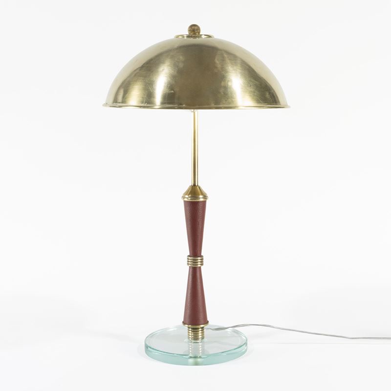 Manifattura italiana, Lampada da tavolo in ottone, pelle e base in vetro trasparente, anni ’40