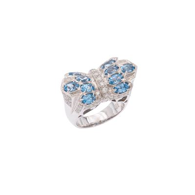 Anello fiocco, oro bianco 18 kt, topazi azzurri e diamanti
