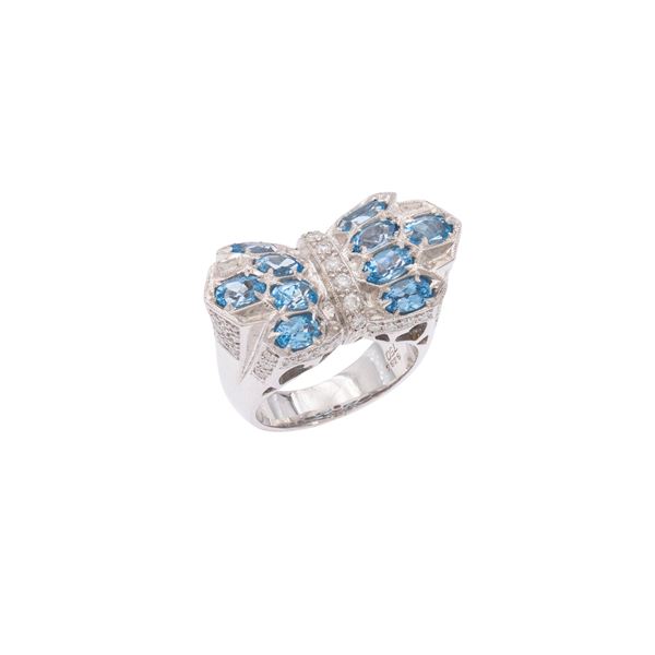 18kt white gold, blue topaz and diamonds bow ring