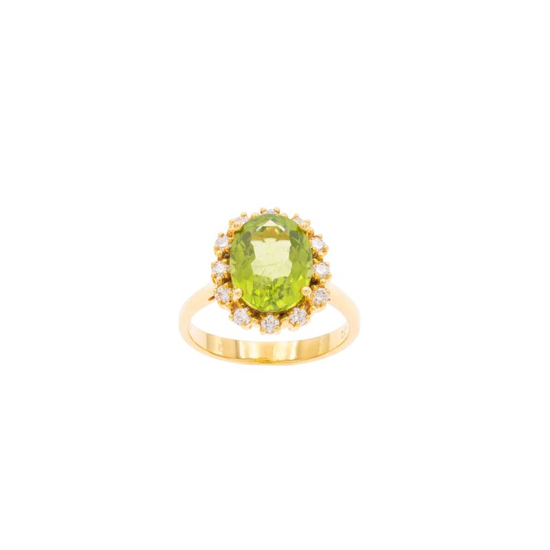 Anello in oro giallo 18 kt con peridoto ovale e diamanti