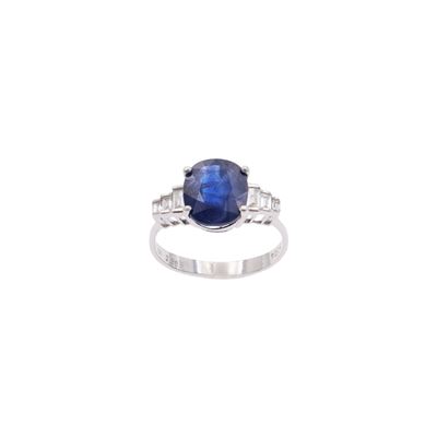 Anello in oro bianco 18 kt con zaffiro naturale (ct 3,90 circa) e diamanti taglio baguette (ct 0,...