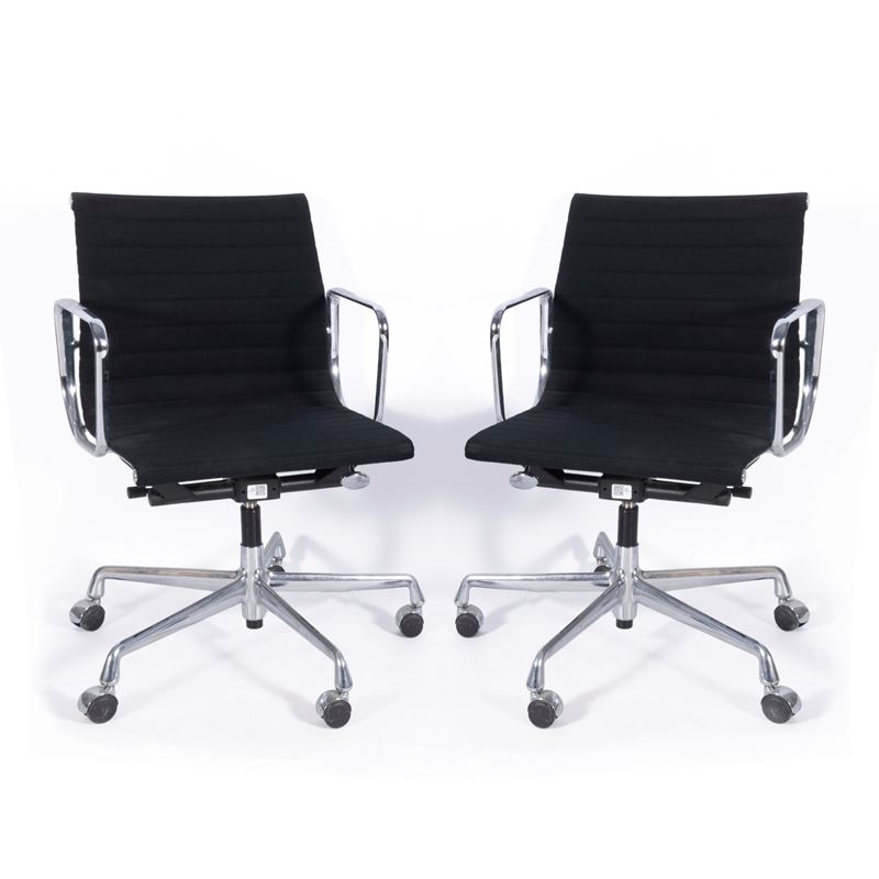 Charles & Ray Eames - Coppia di poltrone Prod. Vitra in metallo cromato e tessuto