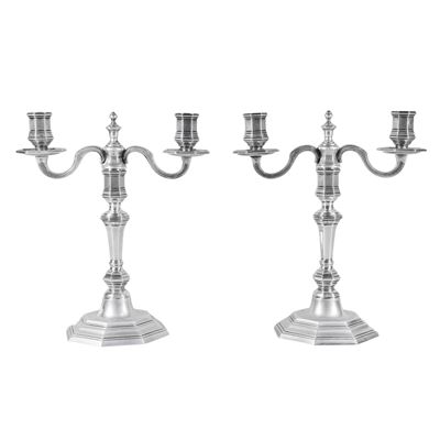 Christofle, Coppia di candelabri a due luci in metallo argentato