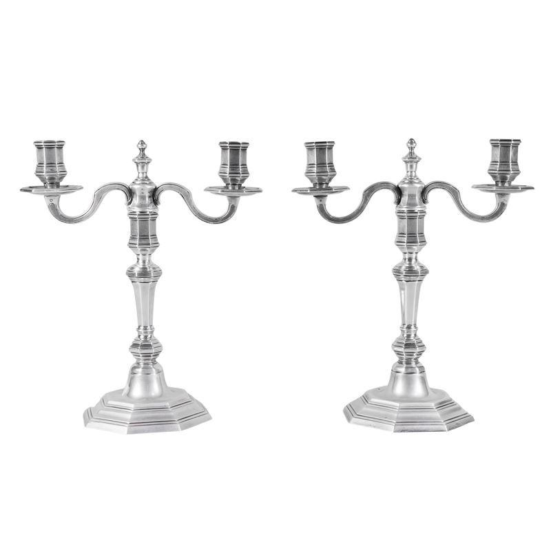 Christofle, Coppia di candelabri a due luci in metallo argentato