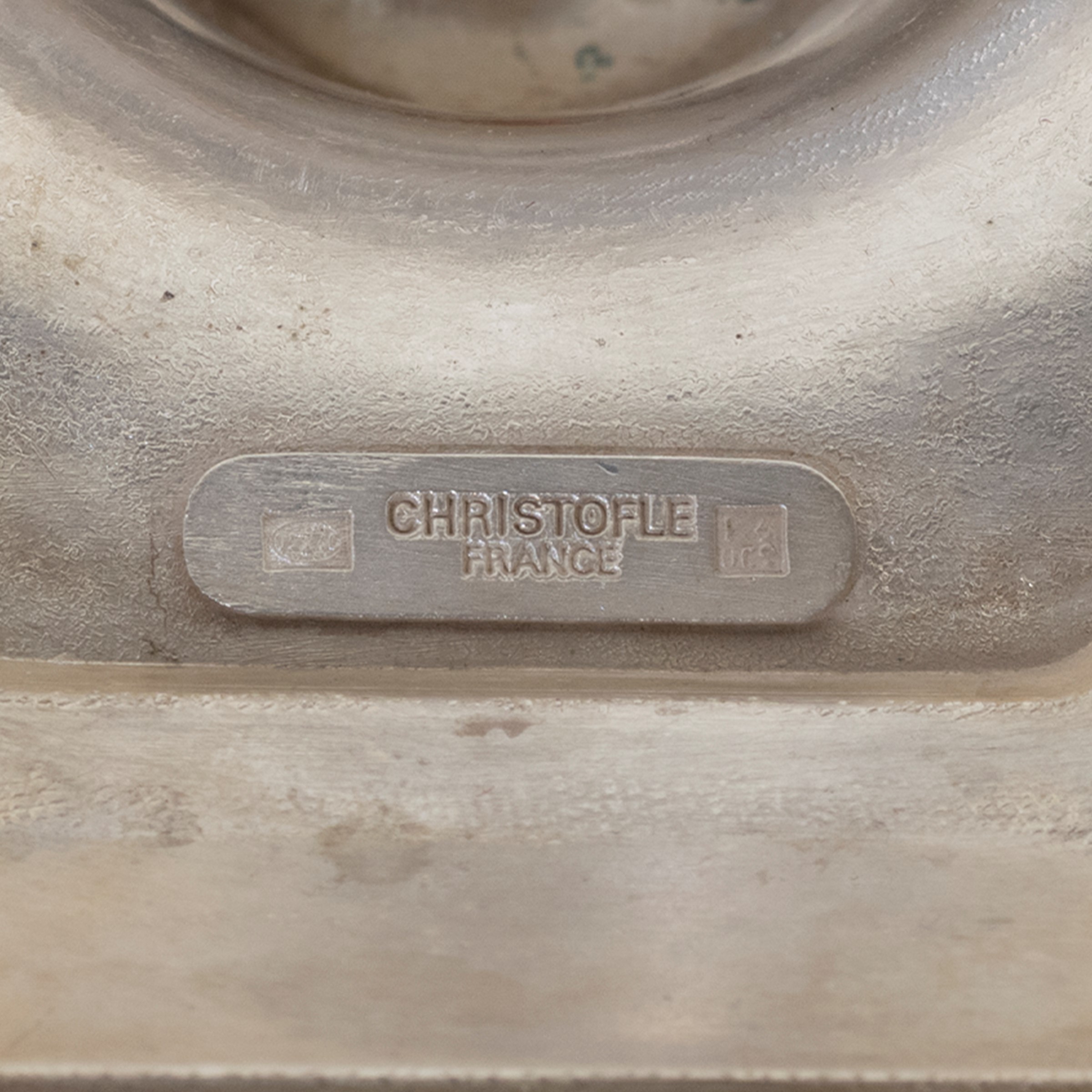 Christofle, Coppia di candelabri a due luci in metallo argentato