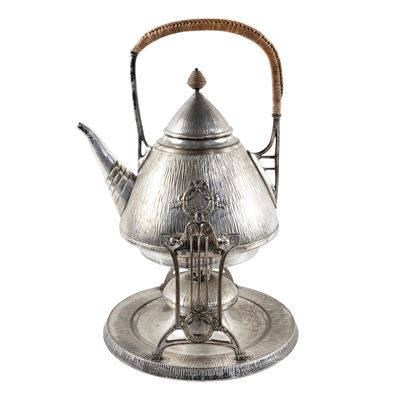 Tea-kettle in metallo argentato, scaldino e manico in vimini intrecciato