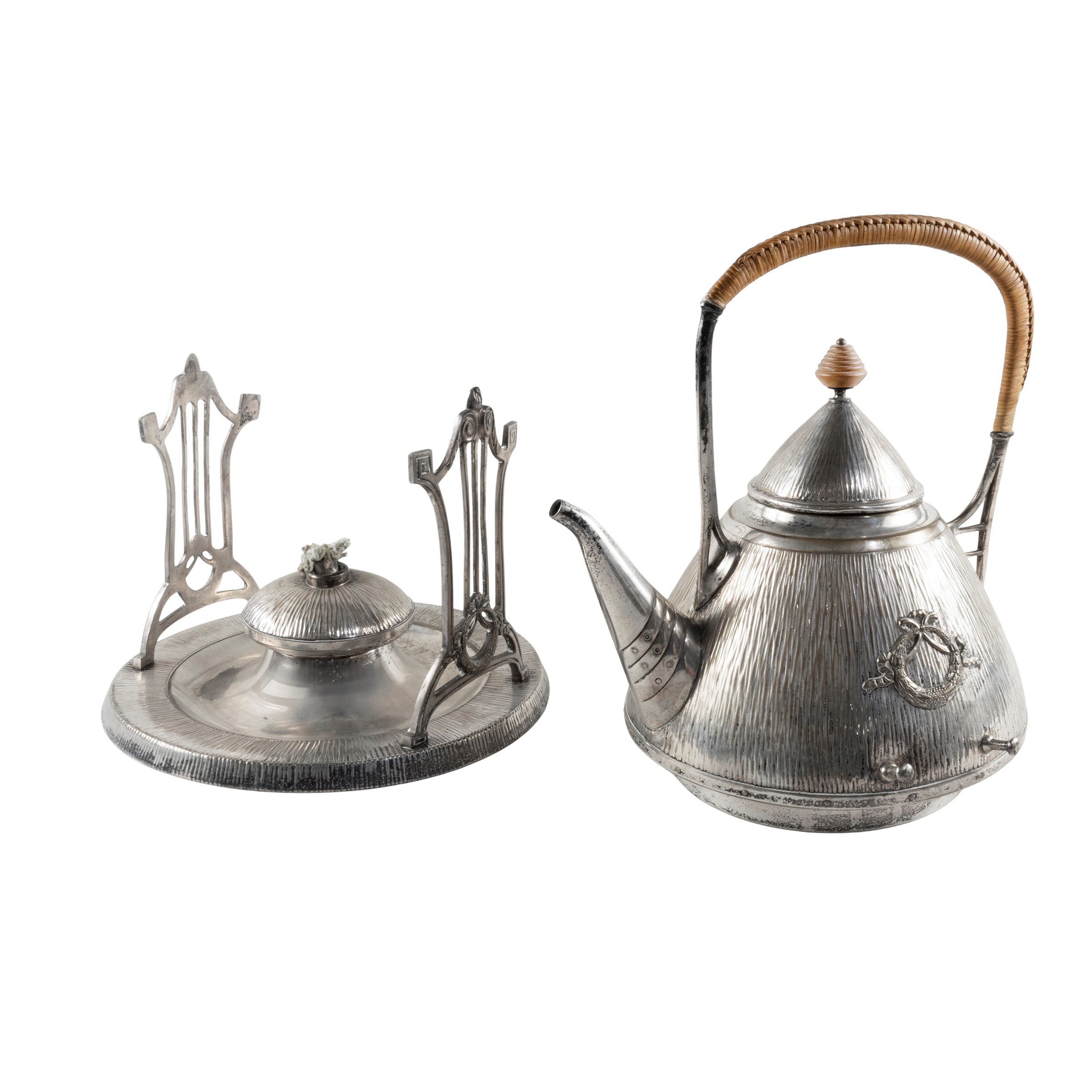 Tea-kettle in metallo argentato, scaldino e manico in vimini intrecciato