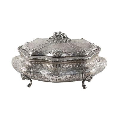 Cofanetto ovale in argento e vermeil, con decorazioni floreali e volute