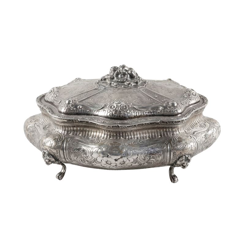 Cofanetto ovale in argento e vermeil, con decorazioni floreali e volute