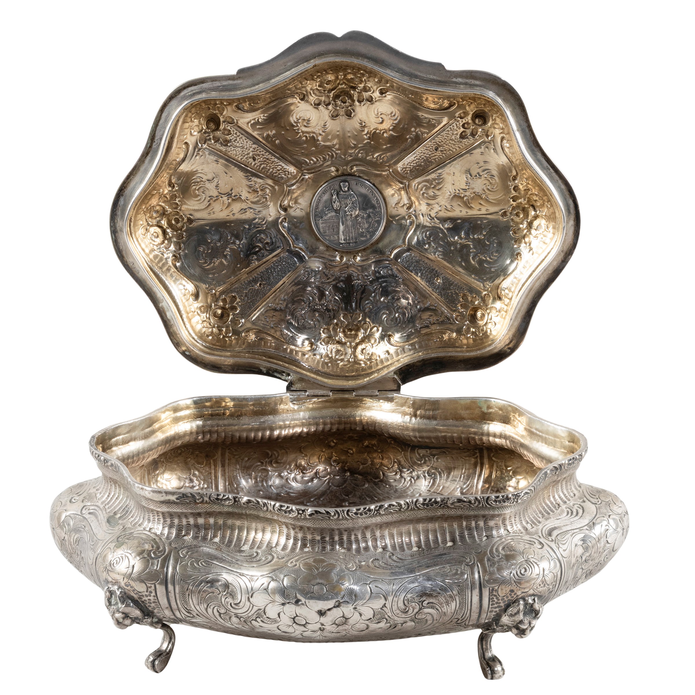 Cofanetto ovale in argento e vermeil, con decorazioni floreali e volute