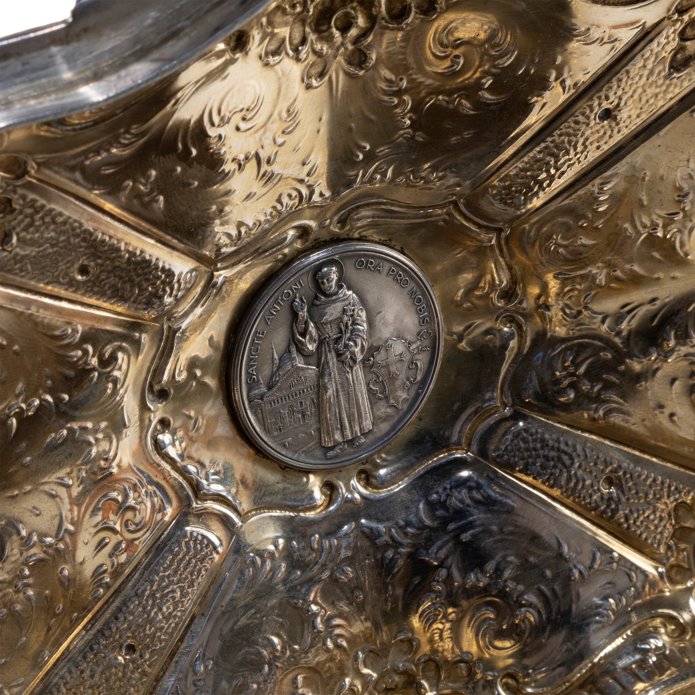 Cofanetto ovale in argento e vermeil, con decorazioni floreali e volute