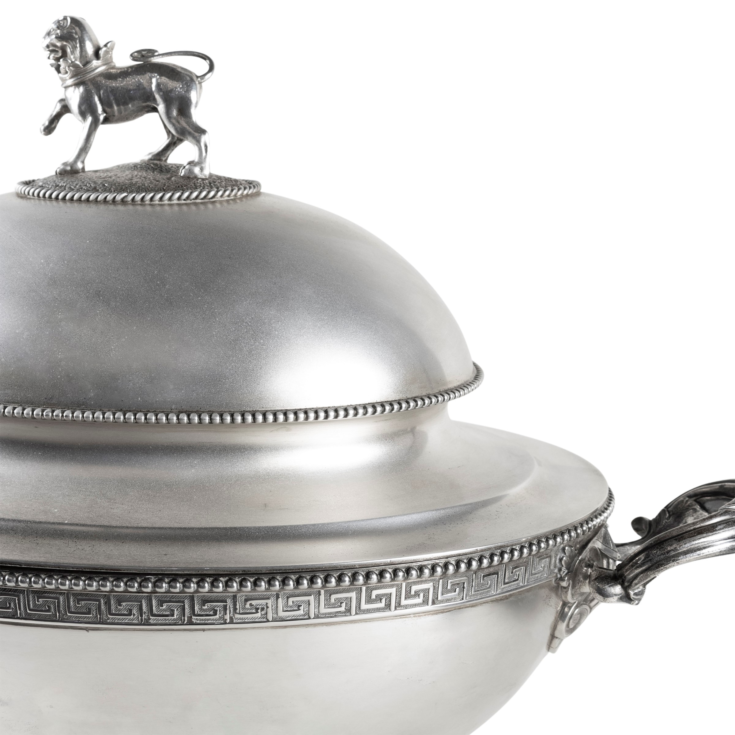 Edward C. Moore, Servizio da tavola Tiffany & Co. in argento con zuppiera e due legumiere (New Yo...