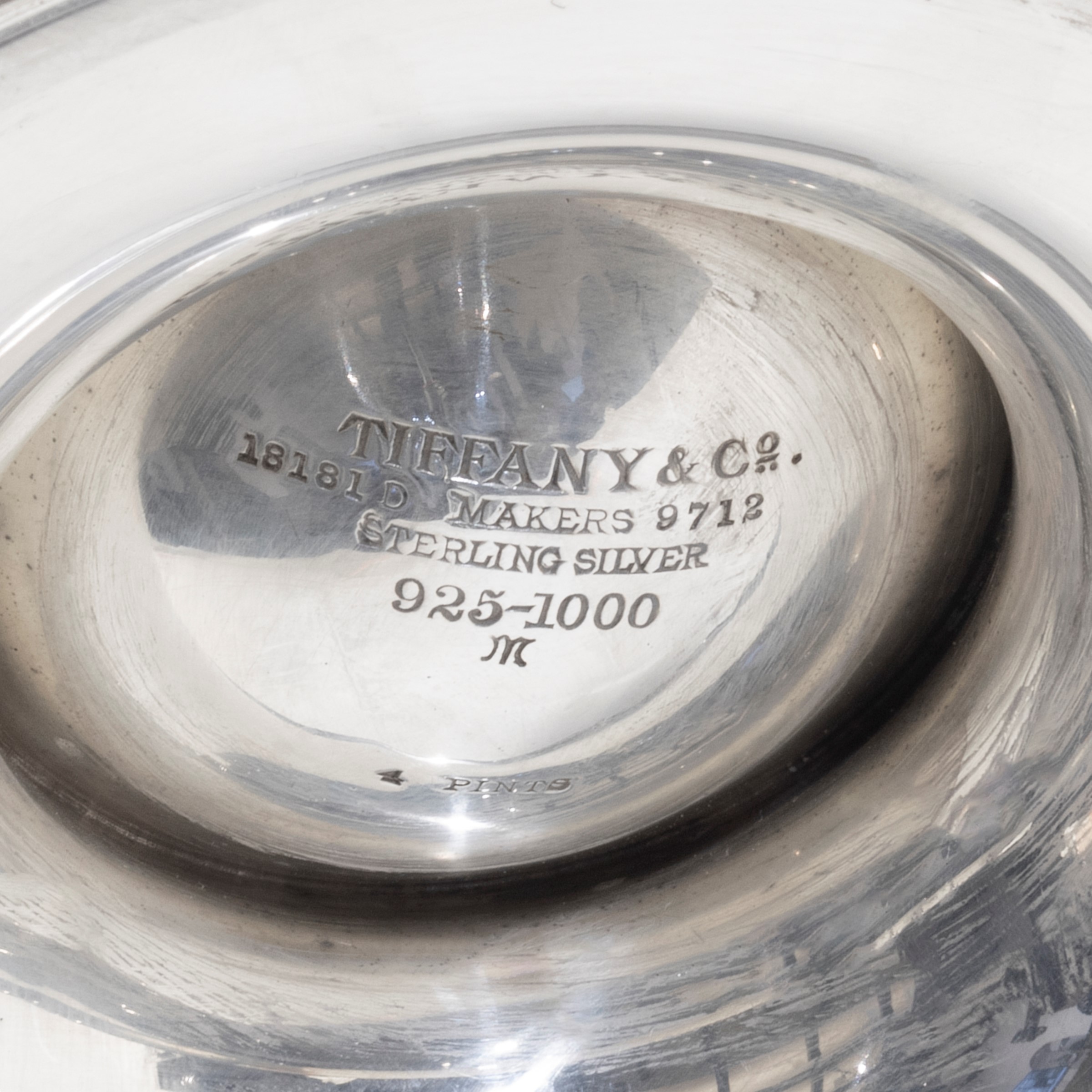 Tiffany & Co., Caraffa in argento e vermeil con manico sagomato