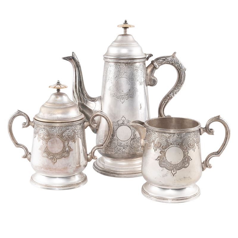 Inghilterra, Servizio da caffè in metallo argentato (caffettiera, lattiera e zuccheriera), XX sec...