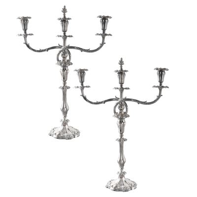 Coppia di candelabri in argento a tre fiamme, Londra, epoca Vittoriana (Regina Vittoria, 1857)