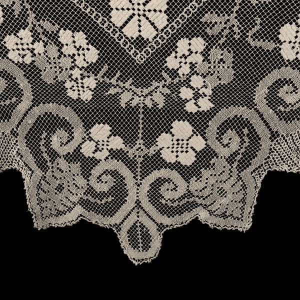 Tablecloth entirely worked in ecru filet lace