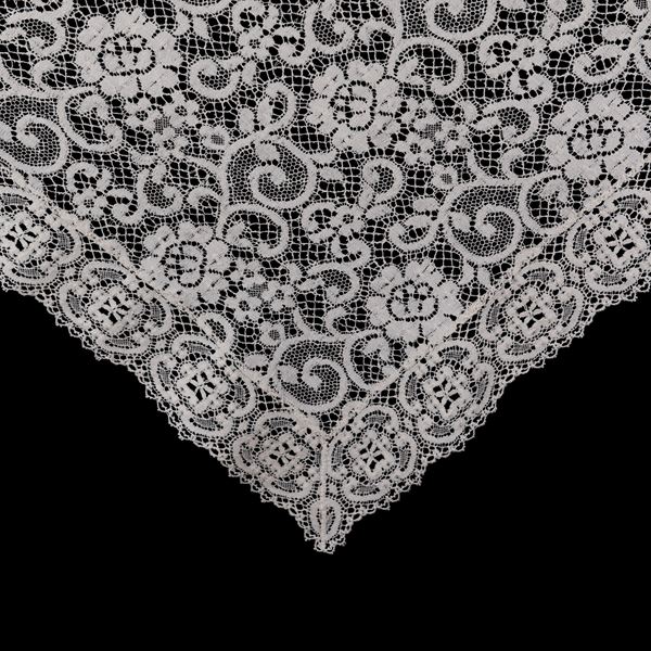 Square tablecloth entirely embroidered in ecru lace