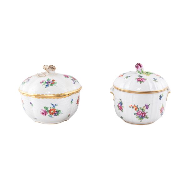 Group of 2 sugar bowls