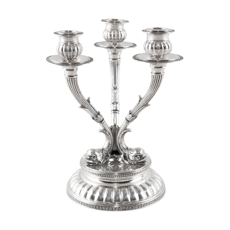 Mario Piffarerio (orafo), Candelabro in argento con base circolare baccellata e bracci a foggia d...