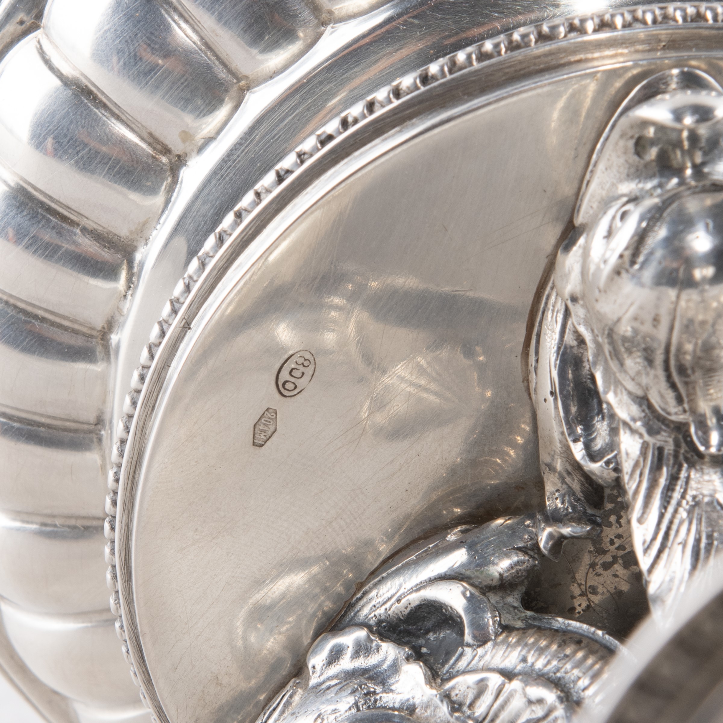 Mario Piffarerio (orafo), Candelabro in argento con base circolare baccellata e bracci a foggia d...