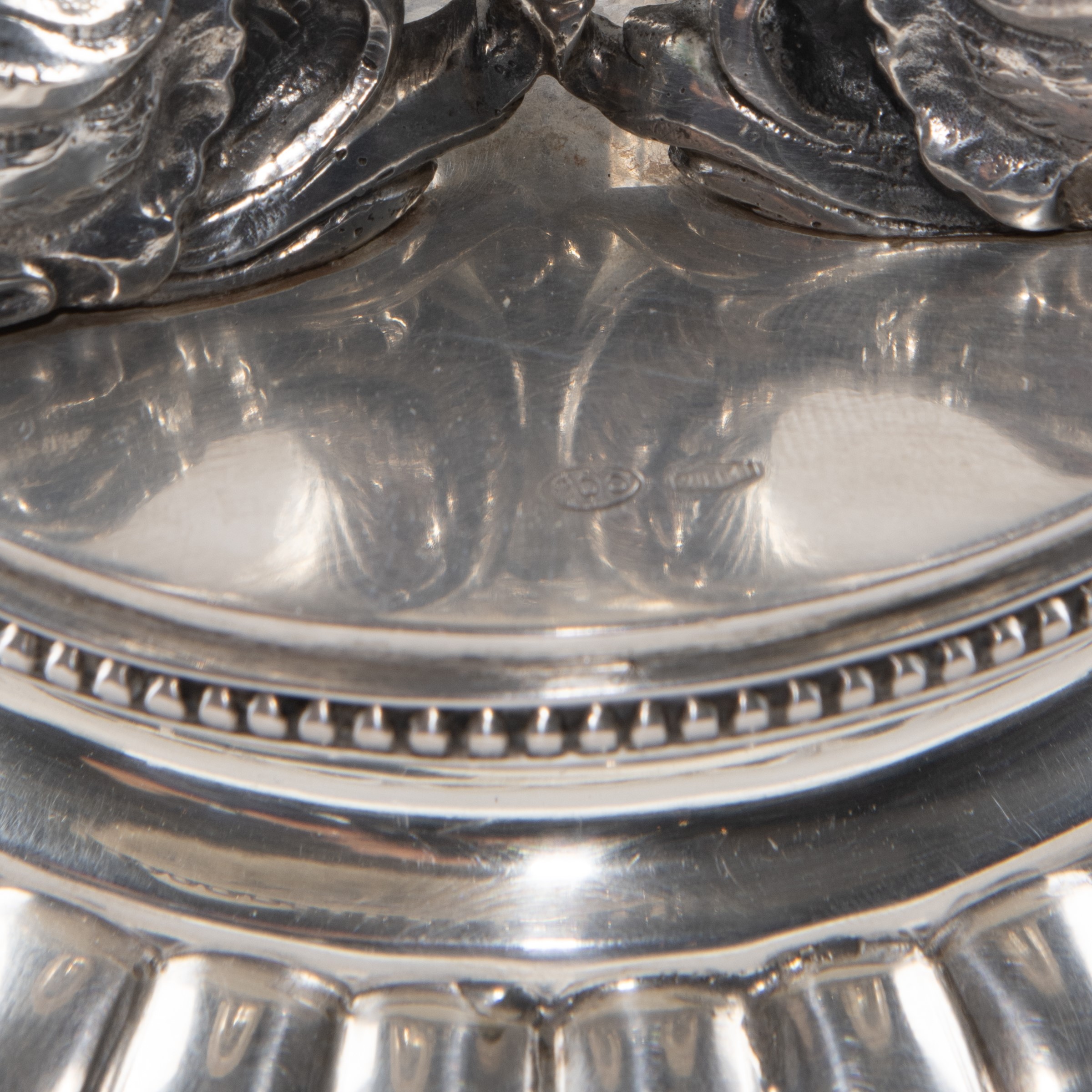 Mario Piffarerio (orafo), Candelabro in argento con base circolare baccellata e bracci a foggia d...
