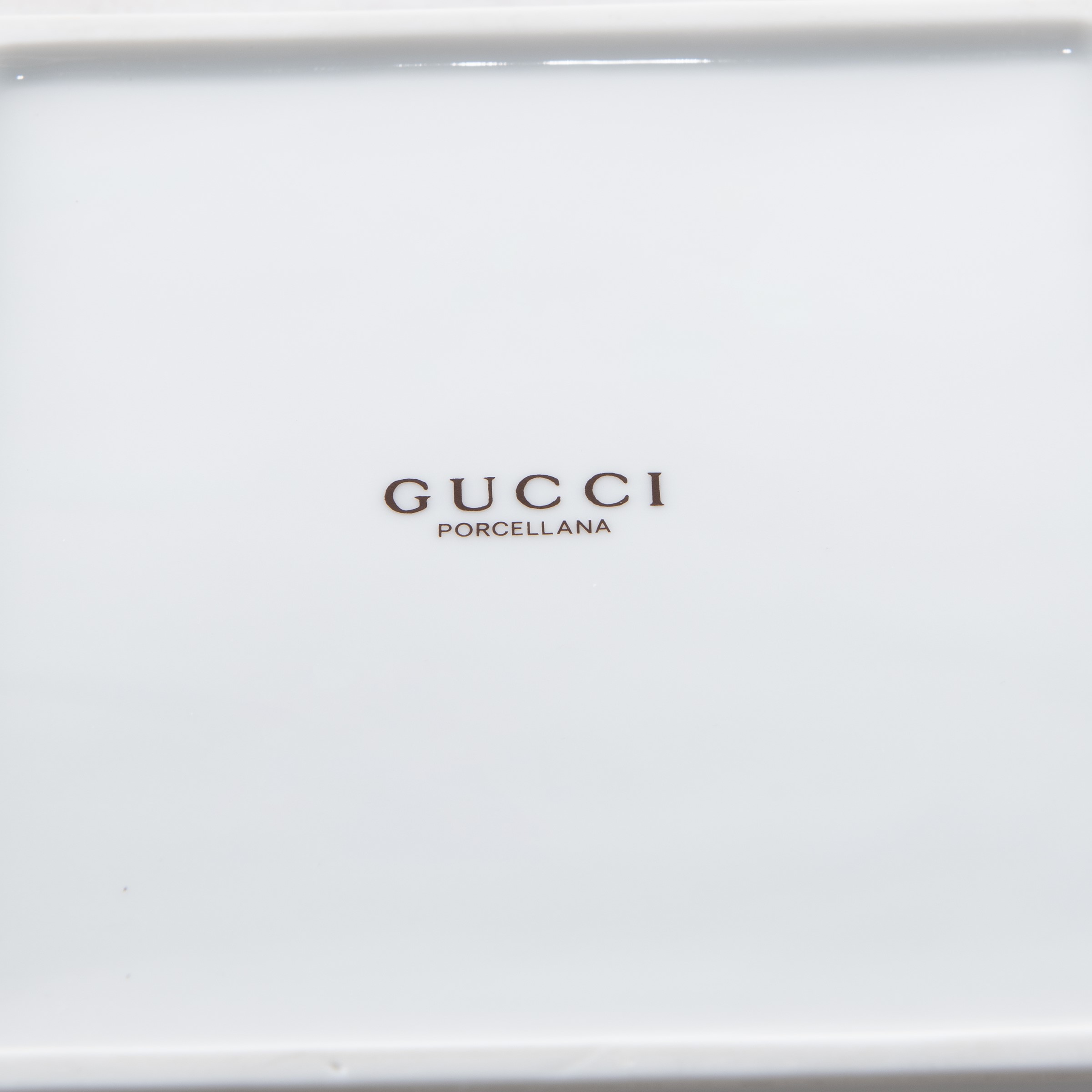 Gucci, svuotatasche in porcellana policroma con decorazioni in stile classico e profilo dorato