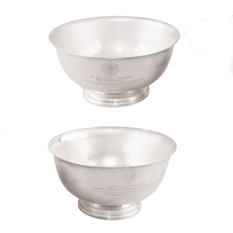 Coppia di bowls in metallo argentato, con stemma del Commonwealth del Massachusetts e dedica (XX ...