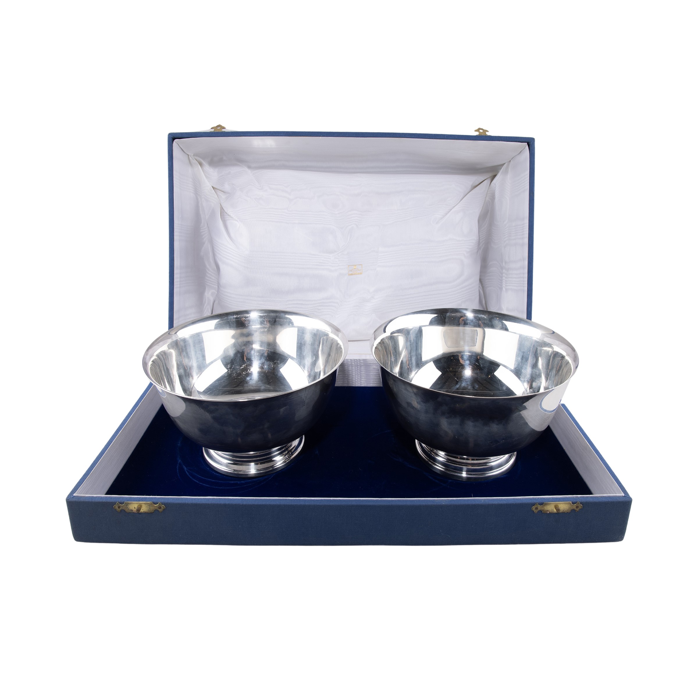 Coppia di bowls in metallo argentato, con stemma del Commonwealth del Massachusetts e dedica (XX ...