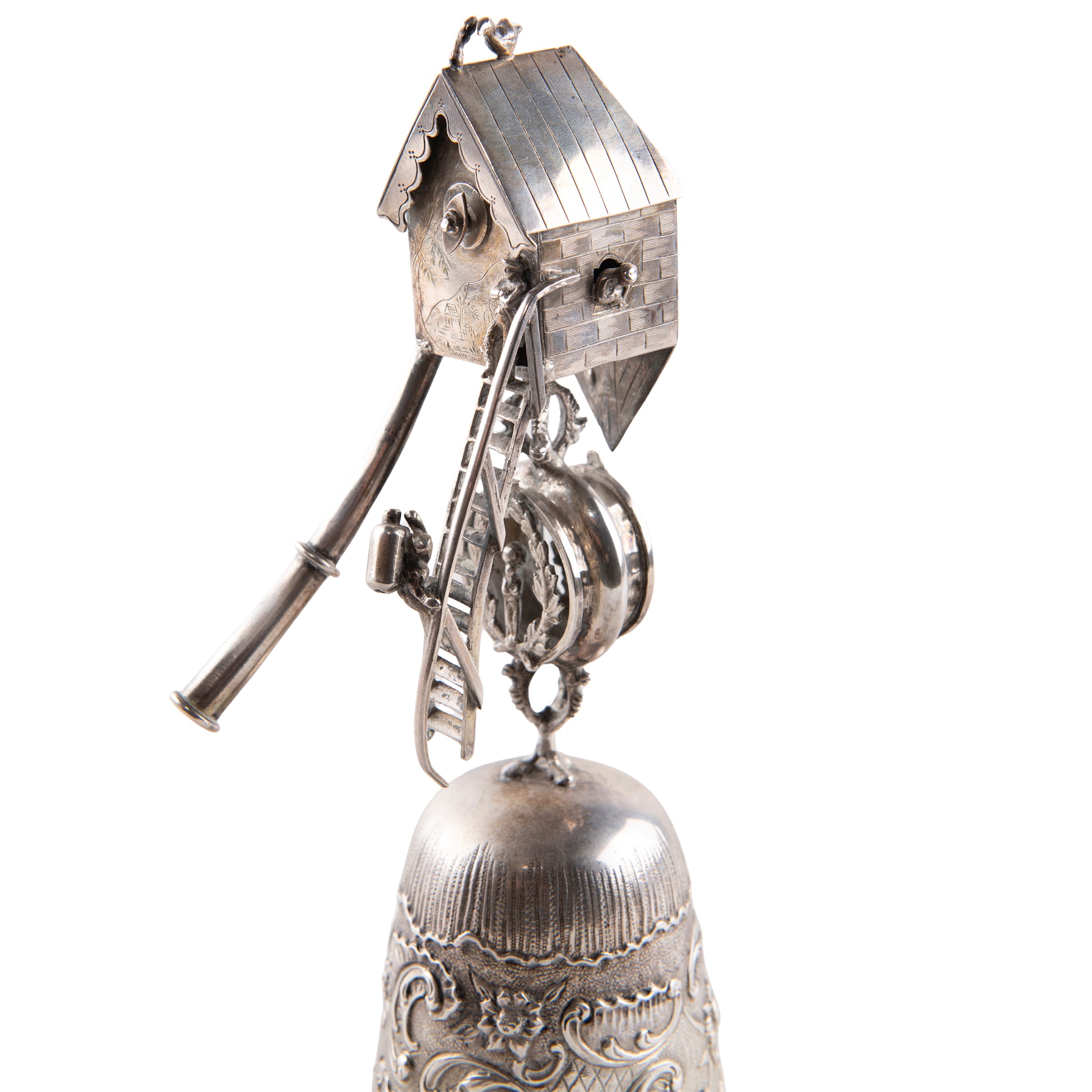 Campanello in argento con manico a cassetta del cucù e corno laterale, paesaggio inciso (Olanda, ...