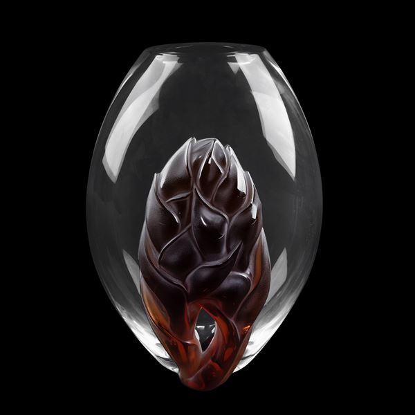 Lalique, vaso in cristallo trasparente e vetro colorato