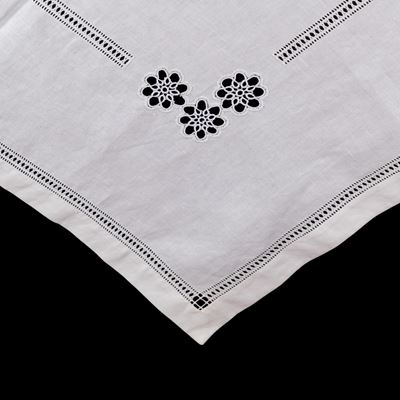 Tovaglia rettangolare in lino avorio con ricamo floreale e geometrico a intaglio, Italia, XX seco...