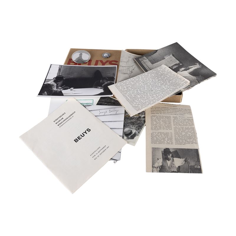 Joseph Beuys - Scatola contenente ephemera con iscrizione e firma sul coperchio