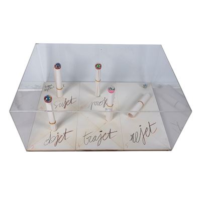 Poema inglese (Io=I) — assemblaggio di carta e plastica entro plexiglass