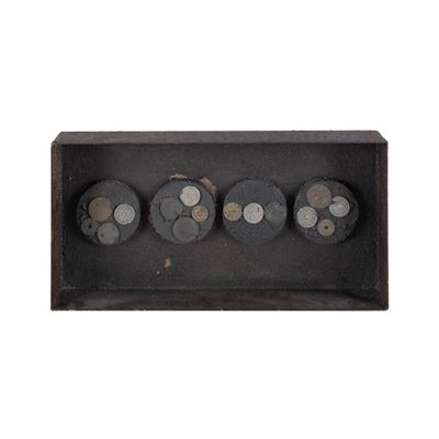 Il capitale (assemblage entro scatola in ferro), 1989