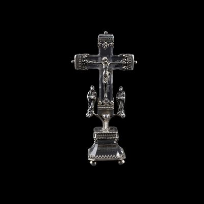Cristallo di rocca e argento, Piccola croce con Cristo crocifisso e figure sacre