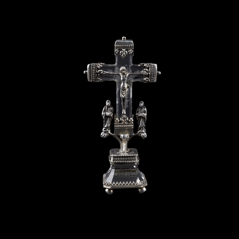 Cristallo di rocca e argento, Piccola croce con Cristo crocifisso e figure sacre