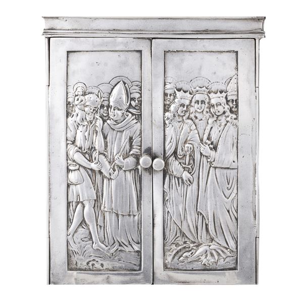 Travel icon in embossed and chiseled silver