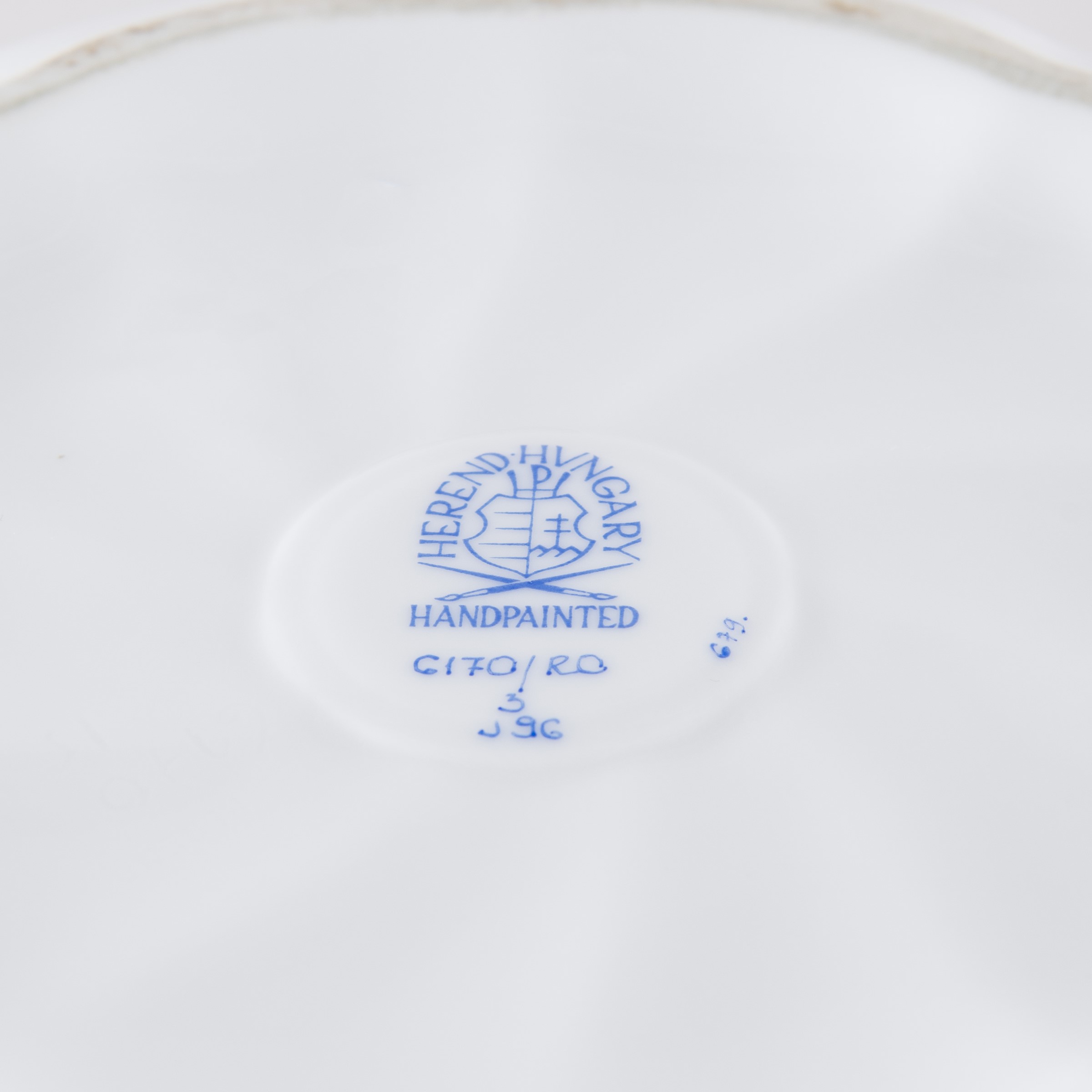 Herend, Scatola circolare con coperchio, decorazione “Rothschild” in porcellana policroma e parzi...