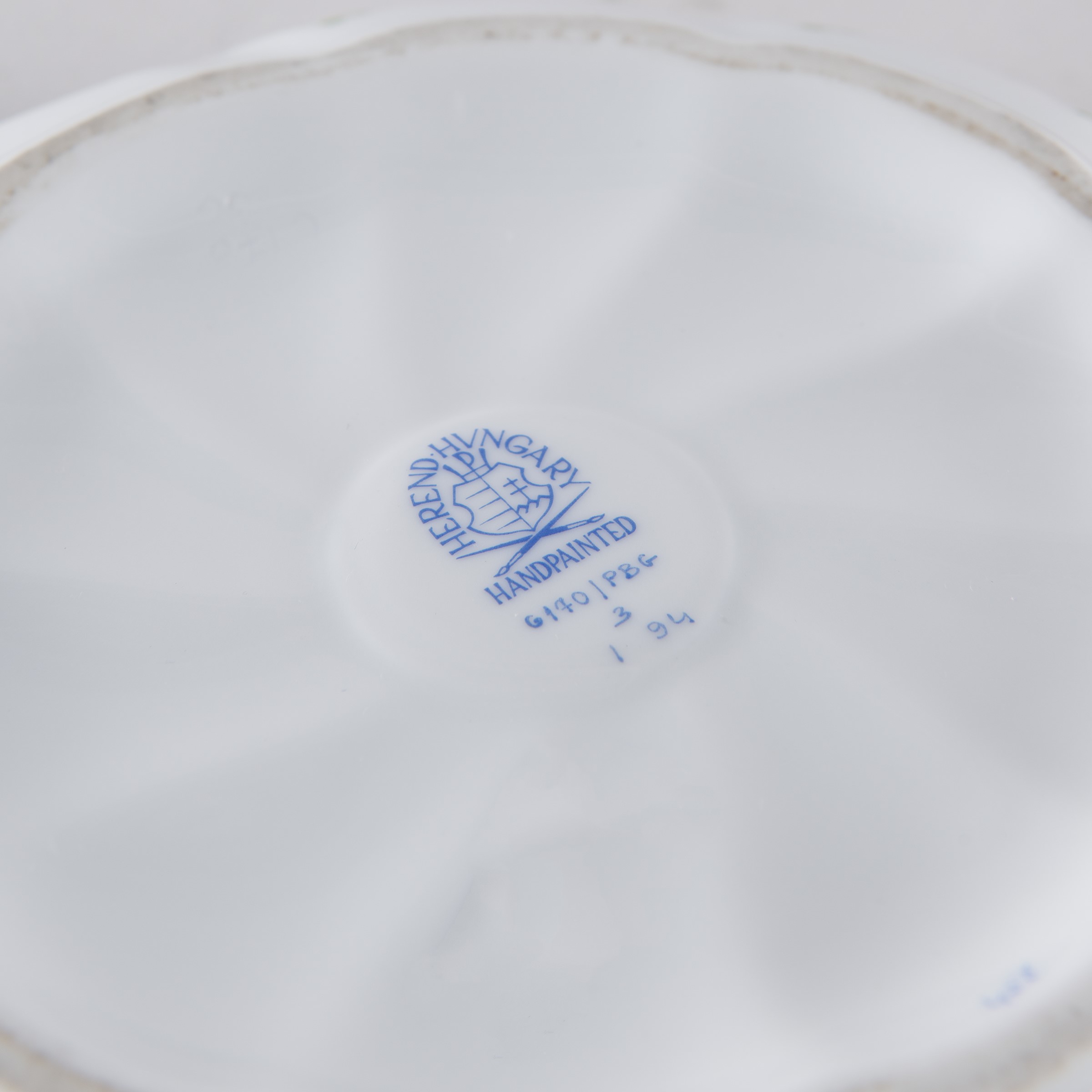 Herend, scatola circolare con coperchio decorazione “Ghirlanda blu”, porcellana policroma e dorat...