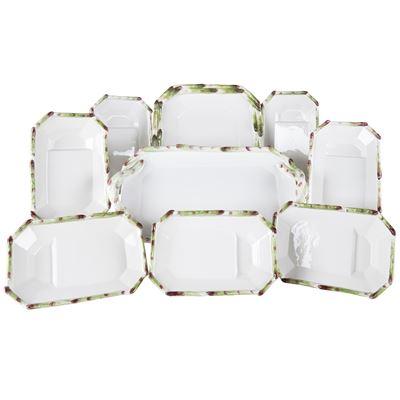 Bassano (Treviso), set da tavola in ceramica smaltata bianca con decoro policromo a motivi di asp...