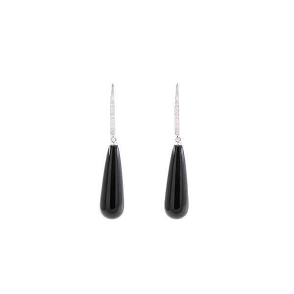 18kt white gold, black onyx and diamonds pendant earrings